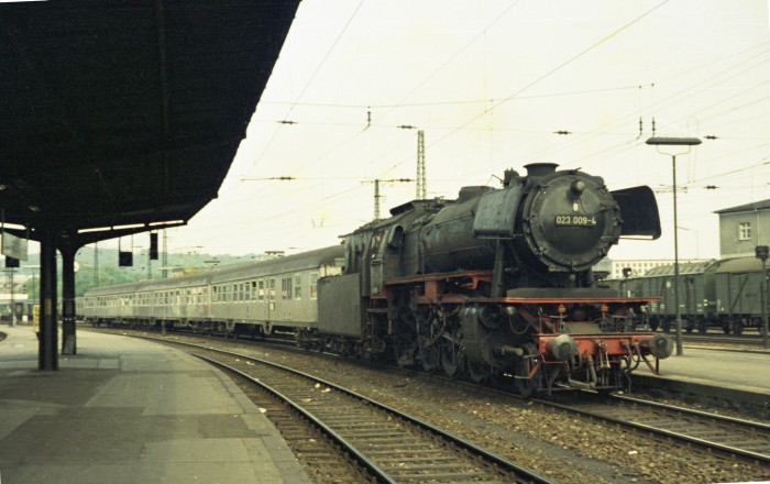 023 009 mit N aus Hanweiler Ankunft Saarbrücken Hbf, 15.05.1975