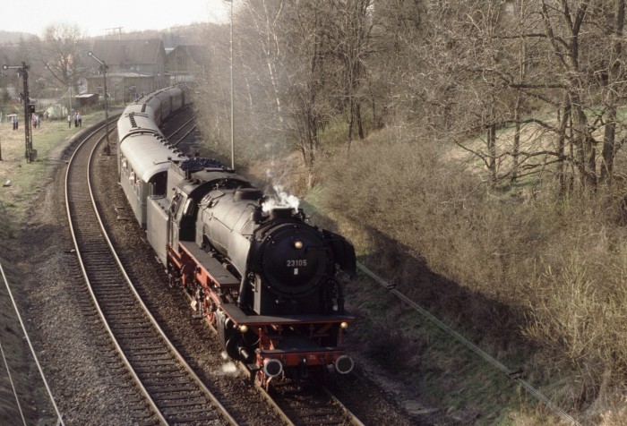 23 105 mit Sonderzug an der Ausfahrt aus dem Bahnhof Rot am See, 21.04.1996