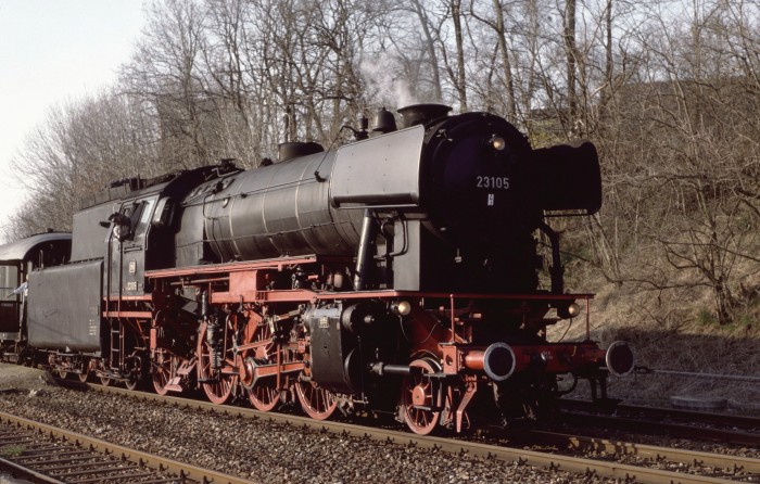 23 105 mit Sonderzug während eines Fotohalts im Bahnhof Rot am See, ca. 18:00h am 21.04.1996
