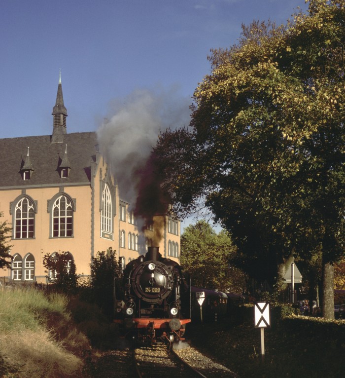 24 009 durchfährt das Einbecker Stadtgebiet am 14.10.1979