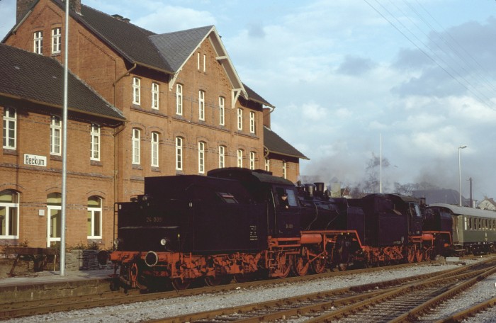 24 009 Tv + 24 083 Tv sind mit Sonderzug aus Warstein wieder in Beckum angemommen, am 30.03.1980