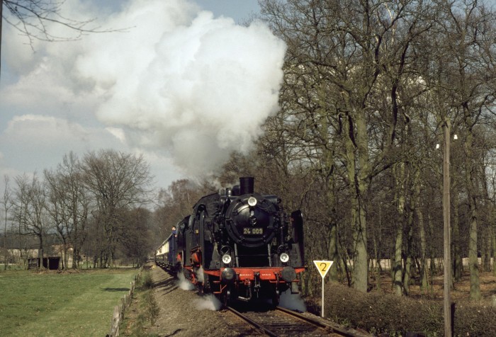 24 009 + 24 083 mit Rheingold-Sonderzug bei Bad Laer, am 05.04.1980