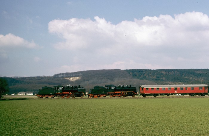 24 083 Tv + 24 009 Tv mit Rheingold-Zug auf der Rückfahrt, kurz vor Lengerich, vor der Kulisse des  Teutoburger Walds, am 05.04.1980