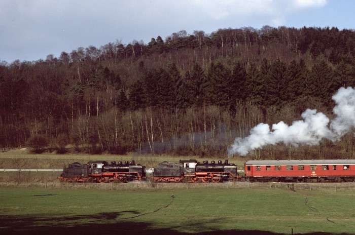 24 083 Tv + 24 009 Tv mit Sonderzug bei Brochterbeck, am 05.04.1980