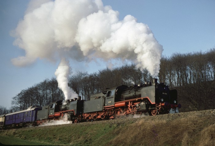 24 009 + 24 083 vor Rheingold-Sonderzug, Fotohalt bei Tecklenburg (TWE), am 05.04.1980