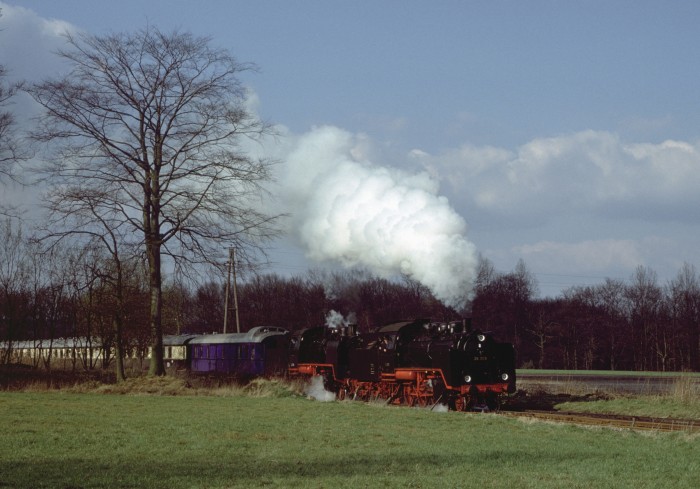 24 009 + 24 083 vor Rheingold-Sonderzug hinter Ibbenbüren am 05.04.1980