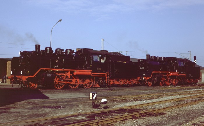 24 009 + 24 083 noch mal im Bw Lengerich, am 05.04.1980