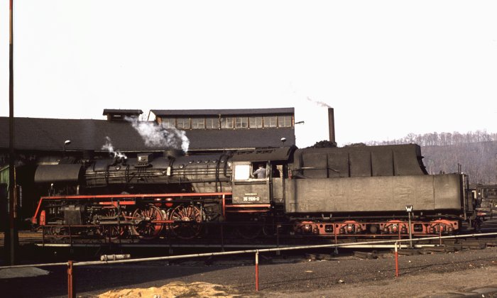 35 1106 auf der Drehscheibe im Bw Nossen, am 09.03.1977