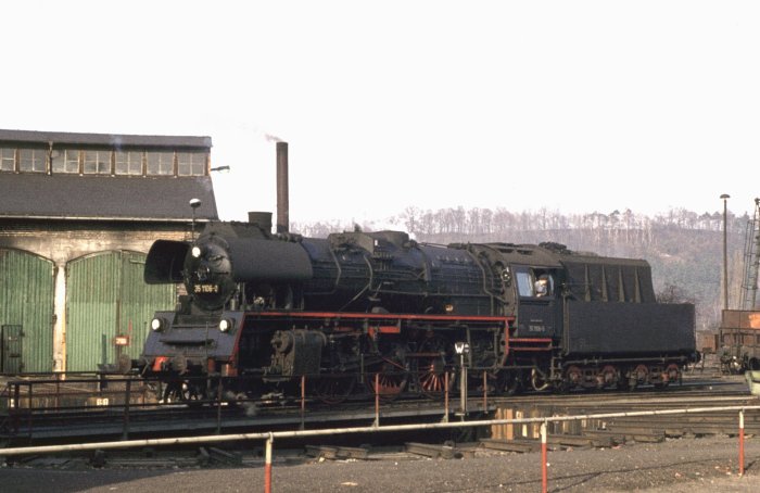 35 1106 auf der Drehscheibe im Bw Nossen, am 09.03.1977