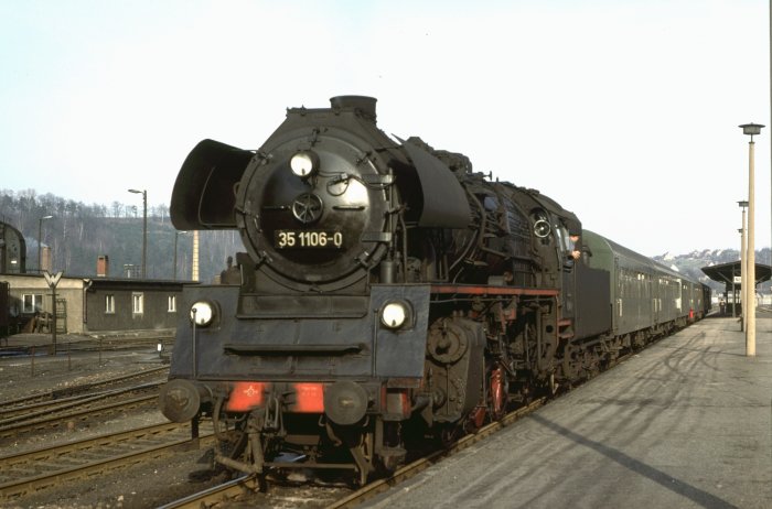 35 1106 auf der Drehscheibe im Bw Nossen, am 09.03.1977