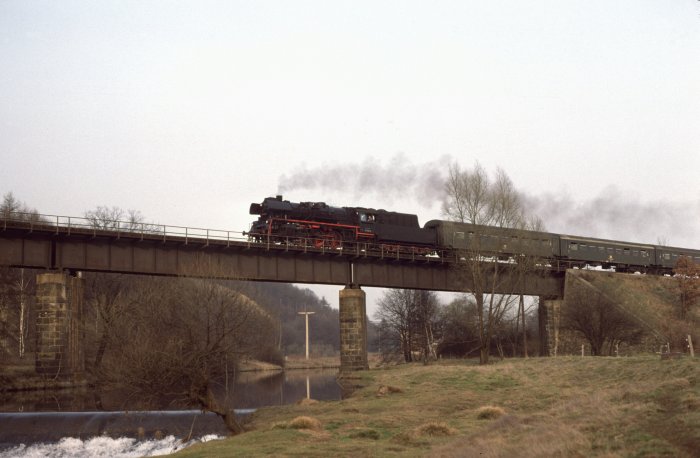 35 1106 mit P 15772 auf der Mulde-Brücke bei Nossen, am 10.03.1977