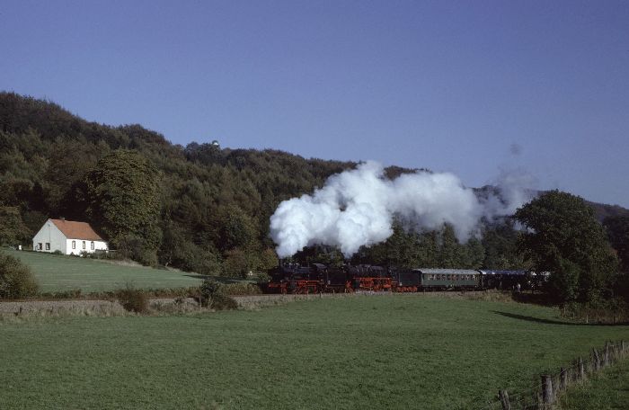 38 1182 + 01 150 auf der TWE hinter Tecklenburg, am 23.10.1983