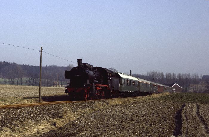 38 1772 mit Sonderzug Richtung Ibbenbüren hinter Bad Iburg, um 12:30h am 19.02.1984