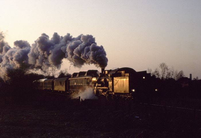 38 1772 Tv hat nun auch den historischen Triebwagen der BHE mit den typischen hohen Dachaufbauten im Schlepp, Sonderzug zurück nach Buxtehude, Ausfahrt Harsefeld, um 18:07h am 18.03.1984