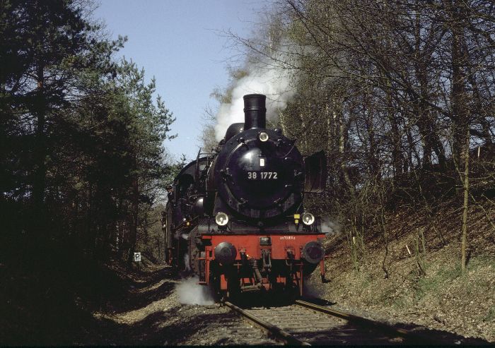 38 1772 auf der BHE hinter Hp Birkenhain, am 23.04.1984