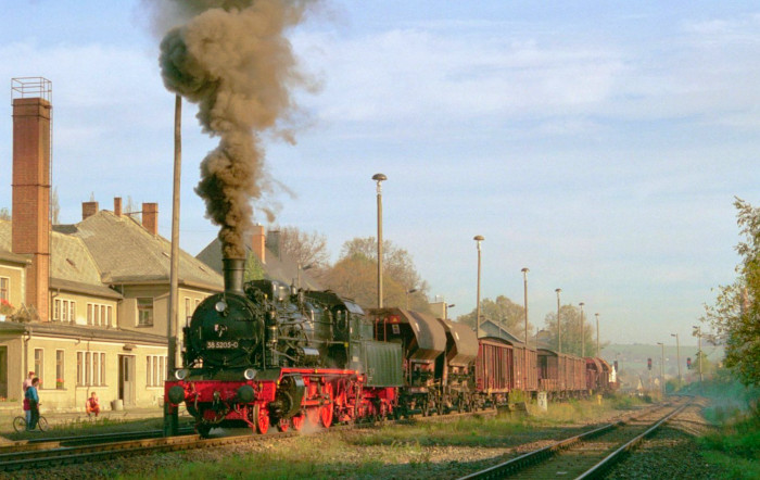 38 205 vor Sonder-Güterzug Nr.81994 im Bahnhof Thalheim, um 11:00h am 14.10.1996