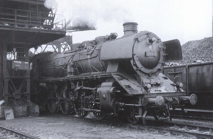 39 035 im Bahnbetriebswerk in Nürnberg, am 31.12.1966