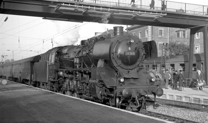 39 149 vor dem P 2723 in Backnang, am 21.09.1965