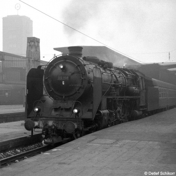39 196 vor dem Konstanzer Eilzug E 594 wartet auf Abfahrt in Stuttgart Hbf, am 25.02.1965
