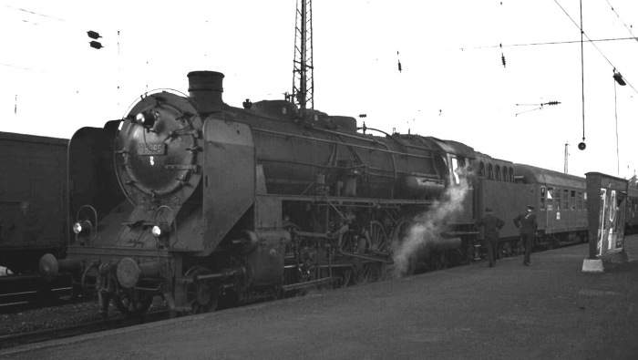 39 196 vor dem D 920 Richtung Singen/Italien in Böblingen, am 17.06.1966