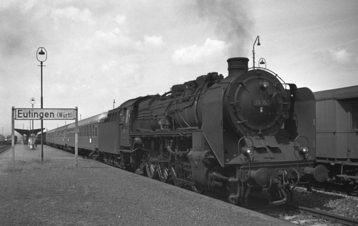 39 196 mit D 919 Richtung Stuttgart beim Halt in Eutingen, am 24.07.1966