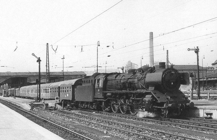39 204 vor Eilzug E 594 in Stuttgart Hbf, am 07.05.1964