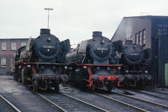 042 096, 042 073 und 044 888 im Bw Emden, am 18.03.1975