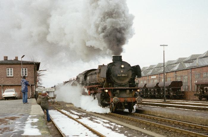 042 105 mit Güterzug Richtung Rheine durchfährt den Bahnhof Lingen, um 17:25h am 18.03.1975