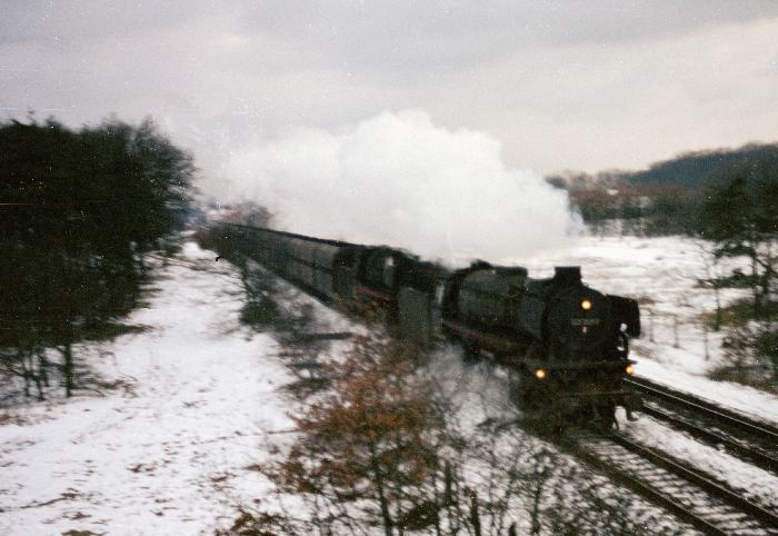 042 202 + unbekannte 043 mit Erzwagenzug, nördlich von Lingen, am 18.03.1975