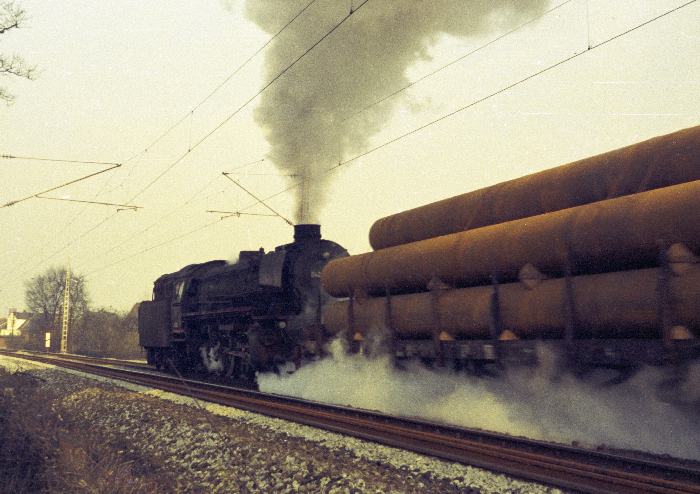 042 363 Tv mit Güterzug Richtung Salzbergen, nördlich von Rheine, um 9:40h am 22.03.1975