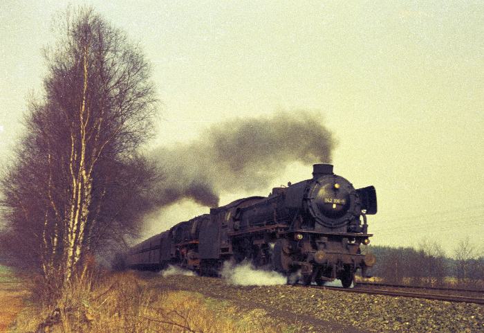 042 106 + 043 326 Erzzug bei Leschede, am 22.03.1975