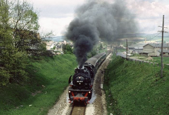 042 271 mit P 7003 Ausfahrt Wernshausen, 24.05.1991