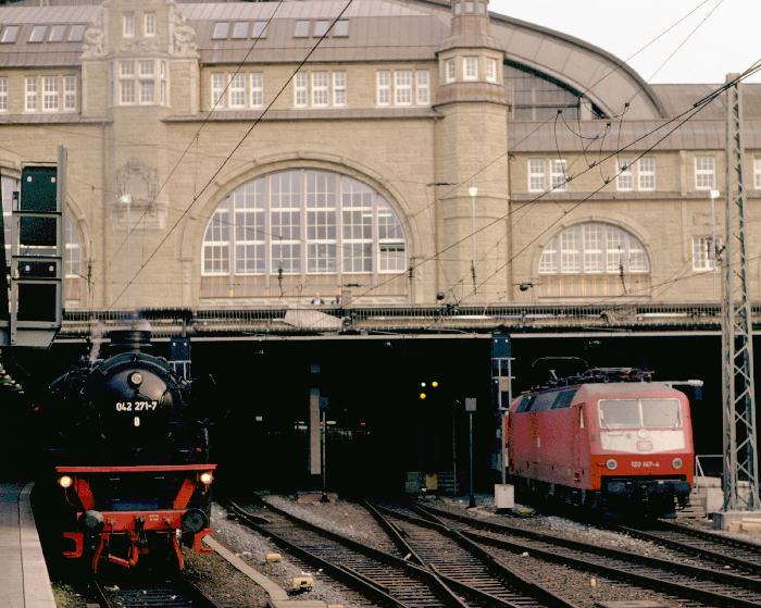 042 271 verläßt die markante und bekannte Kulisse des Hamburger Hauptbahnhofes mit dem Leerreisezug nach Langenfelde, am Abend des 22.06.1991