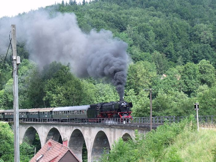 41 018 mit Zug von Schorndorf nach Welzheim, auf dem Steinbacher Viadukt hinter Klaffenbach, um 10:40h am 18.07.2010