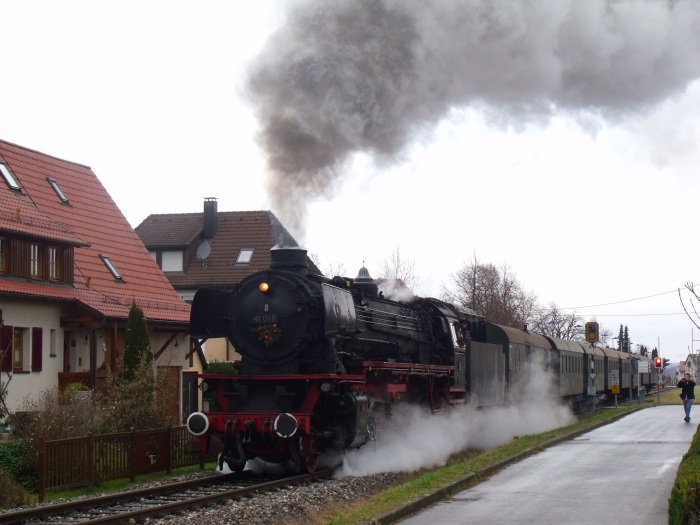 41 018 mit GES- Nikolauszug Nr.62168) nach Neuffen, Ausfahrt LInsenhofen, um 13:30h am 11.12.2016