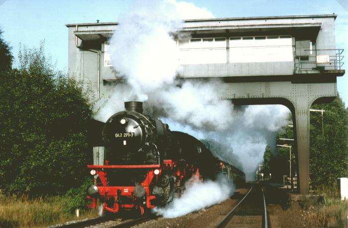 042 271 Durchfahrt Friedrichsruh (unterm Reiterstellwerk), 27.08.1994