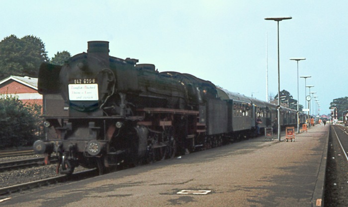 042 096 vor Sonderzug nach Rheine zurück, im Bahnhof Meppen, am 10.09.1977