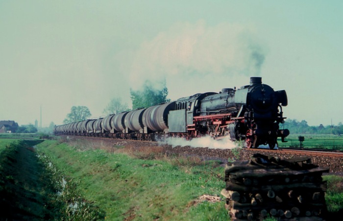 042 347 mit Kesselwagenzug auf der Emsbahn, im Jahr 1976