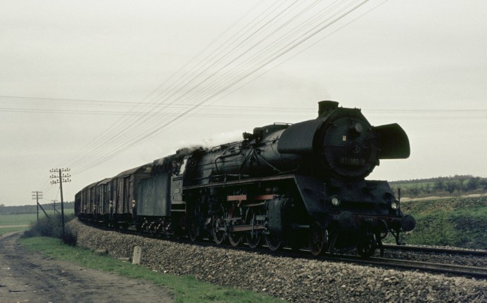 41 1180 mit Güterzug aus Richtung Wittenberge an der Einfahrt von Stendal, um 15:50h am 24.04.1976