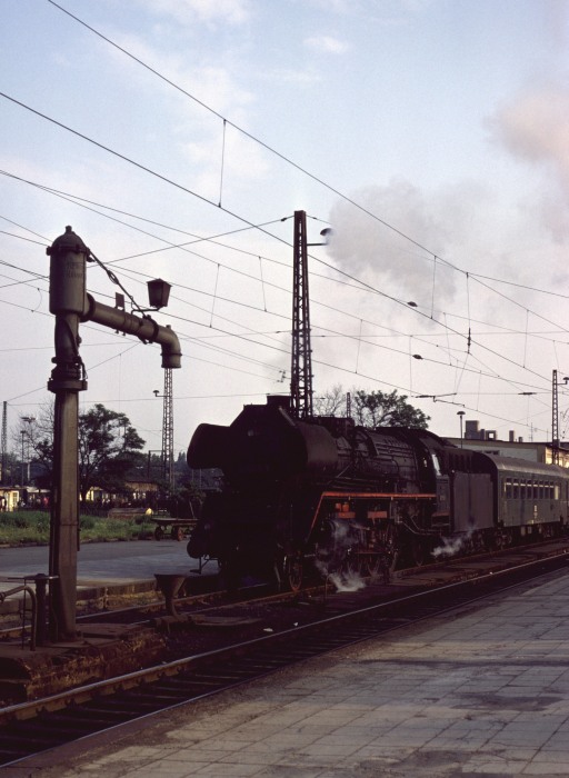 41 1144 mit P 9409 Abfahrt in Magedeburg Hbf, 20.08.1979
