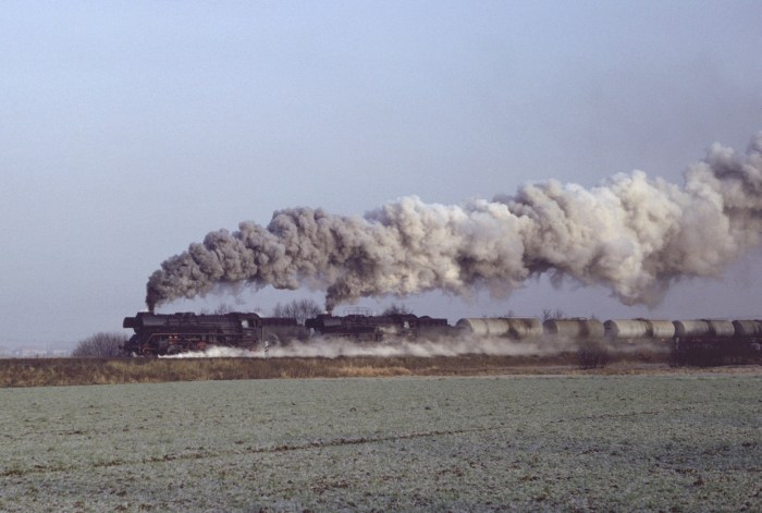 41 1185 + 41 1074 mit Kesselwagenzug bei Gardelegen, 02.12.1982