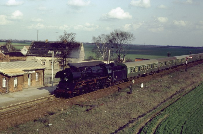 41 1185 mit P 6454 einrollend im Haltepunkt Vahldorf, 29.03.1983