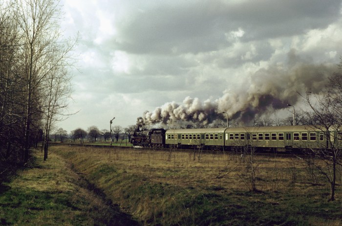 41 1185 mit P 6454 Abfahrt Haltepunkt Vahldorf, 29.03.1983