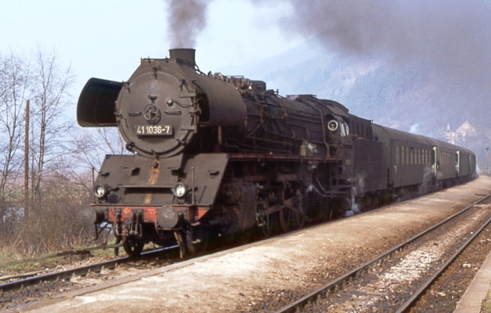 41 1036 vor P 5018 in Uhlstädt, im April 1978