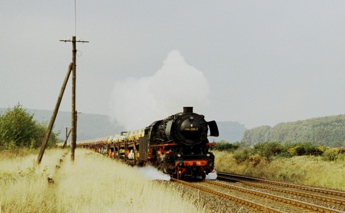 044 334 mit Autozug zwischen Neuekrug-Hahausen und Seesen, Oktober 1974