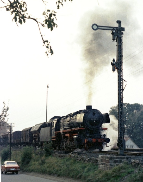 044 204 mit Güterzug zurück Richtung Seesen erhielt einen Signalhalt bei Bad Gandersheim, Oktober 1974