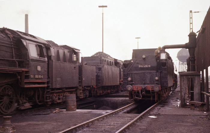 044 434  erhält Wasser im Bw Lehrte, am 24.06.1975