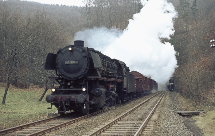 044 360 mit Dg 53842 am Ertinghäuser Tunnel, am 29.12.1975