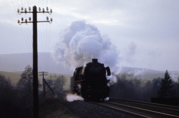 044&nbsp390 als Lz Richtung Northeim (anstatt des immer schön lauten und schweren Dg 53849), bei Volpriehausen kurz vorm Ertinghäuser Tunnel, um 15:30h am 29.12.1975