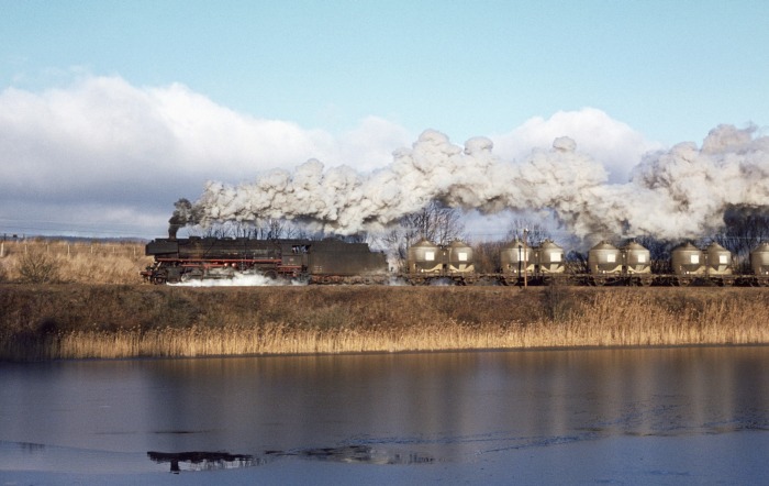 044 360 mit UCs-Silowagenzug hinter Ausfahrt Ellrich, am 02.01.1976